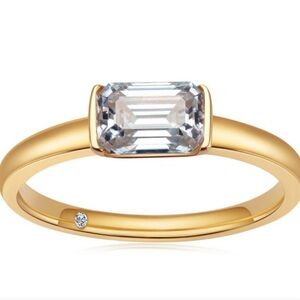 Elegant Gold Ring with Clear Gemstone